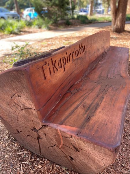 The word 'tikapirrinthi’ is engraved on the log, meaning ‘to sit’ or ‘invite to sit’. 